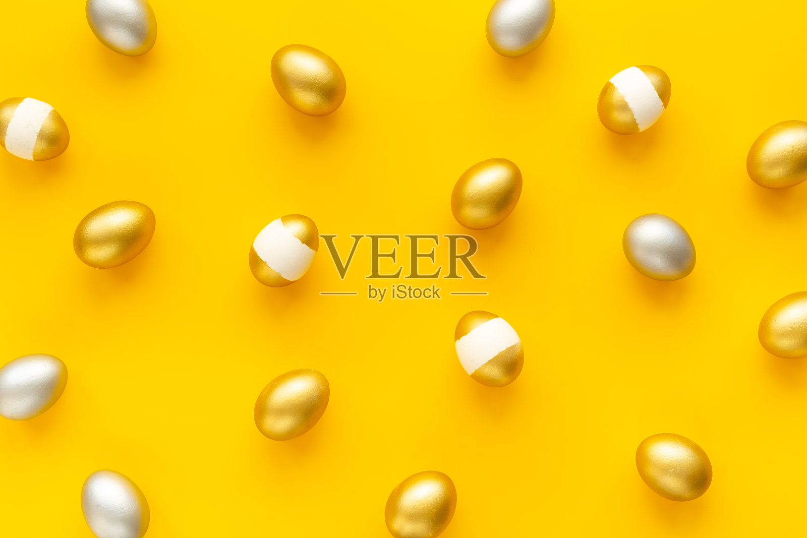 银色和金色的复活节彩蛋。复活节装饰，俯视图照片摄影图片