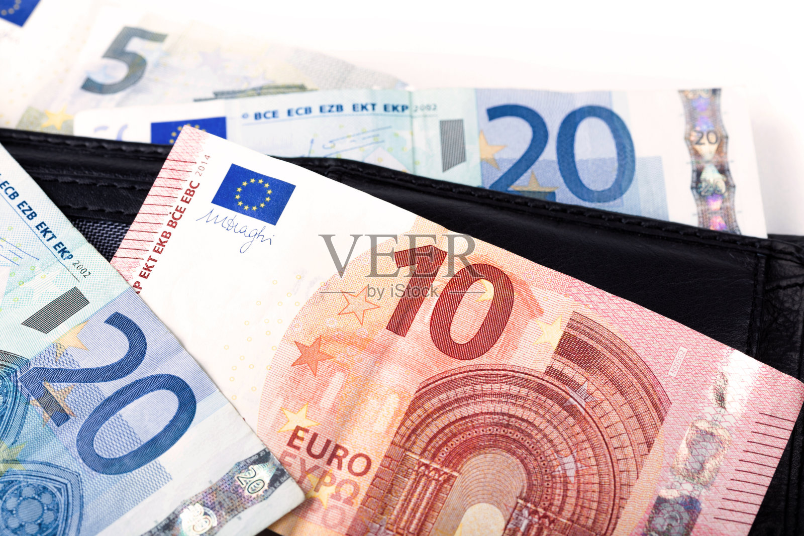 一堆简单的欧洲货币——欧元、10、20、5元钞票放在一个时尚的黑色钱包里。摘要商业支付和小投资的理财理念照片摄影图片