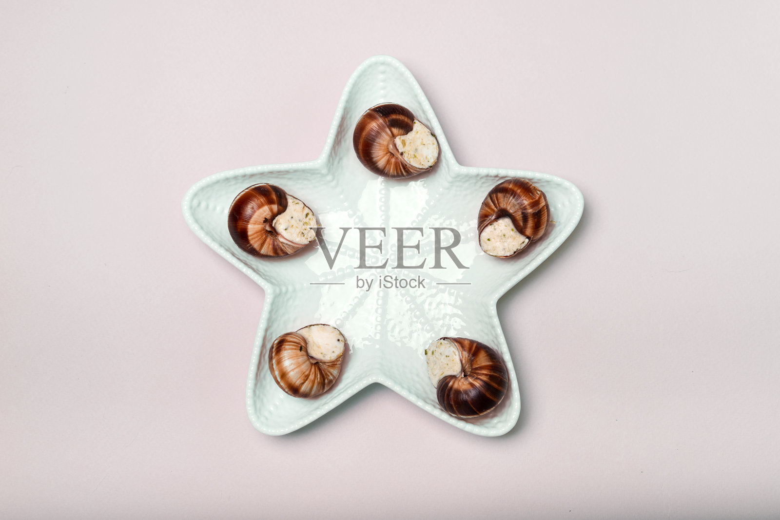 美味的蜗牛塞满了香草和油。勃艮第风格的法国菜。照片摄影图片