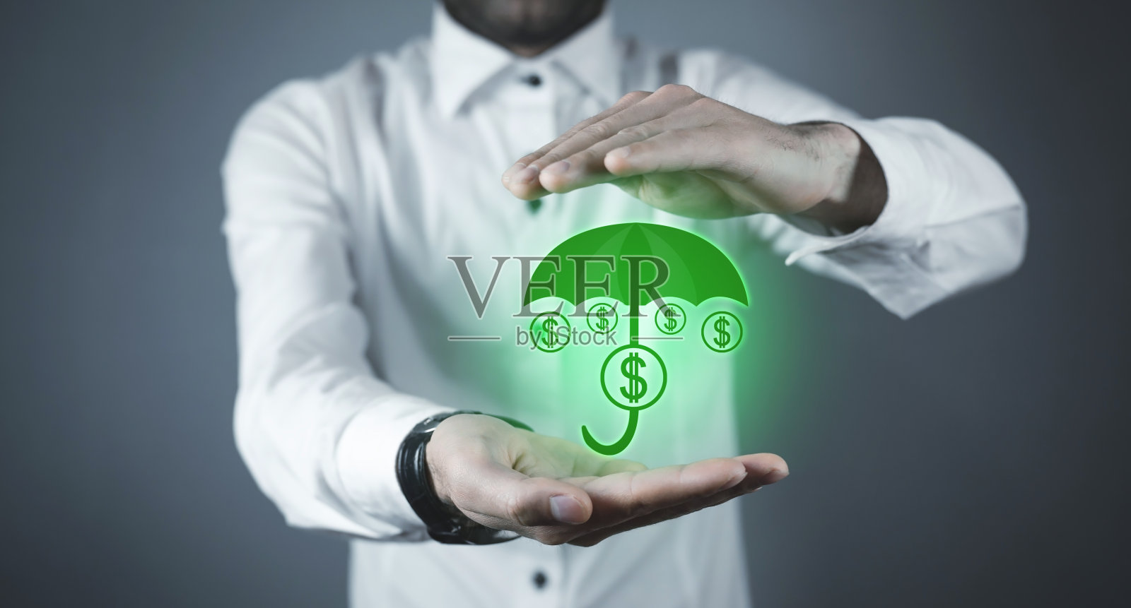 一名男子撑着一把带有美元符号的伞。钱的保护。金融保险照片摄影图片