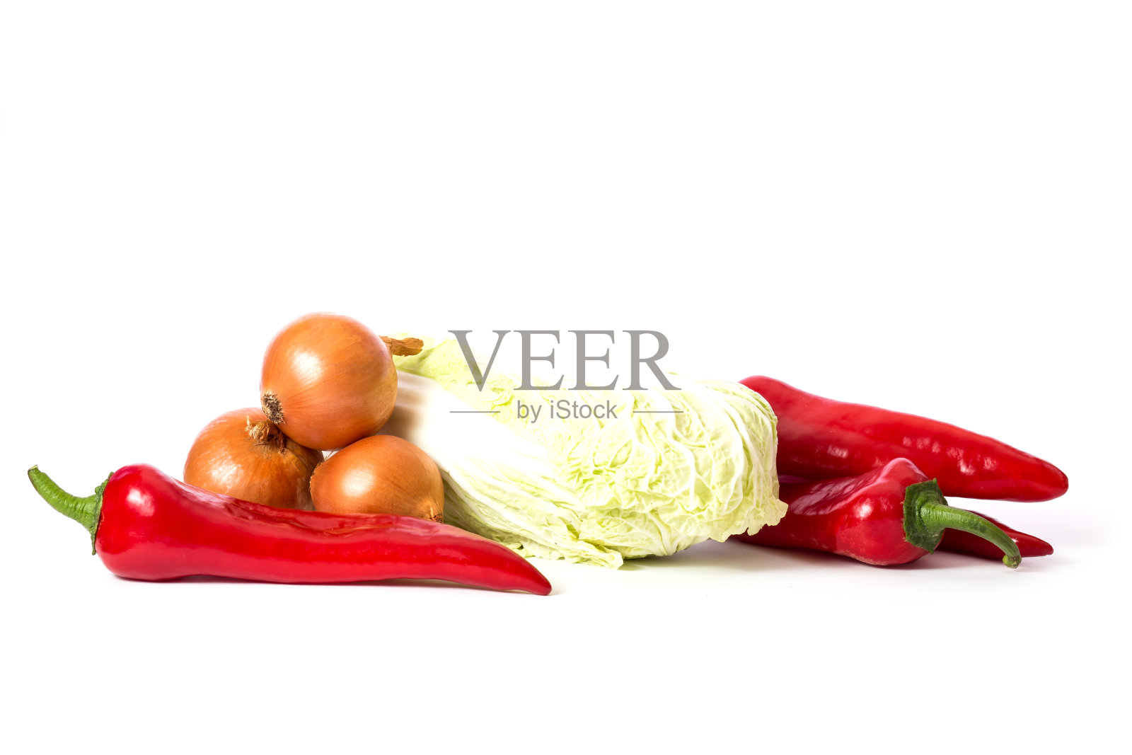 蔬菜沙拉。大白菜，洋葱和红甜椒。蔬菜孤立在白色照片摄影图片