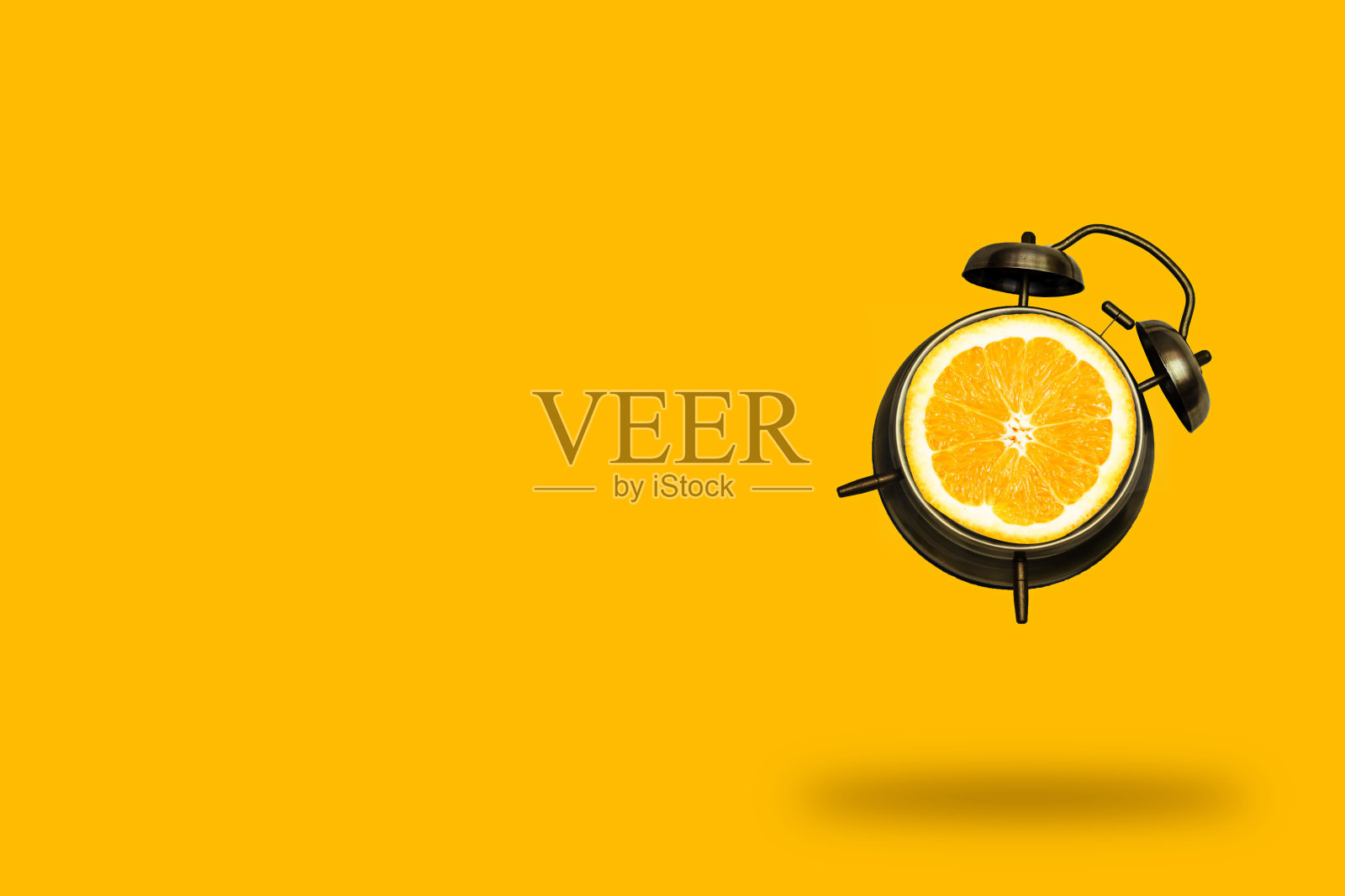 创意艺术拼贴飞行闹钟与橙色水果片在橙色的背景，夏季明亮的海报照片摄影图片