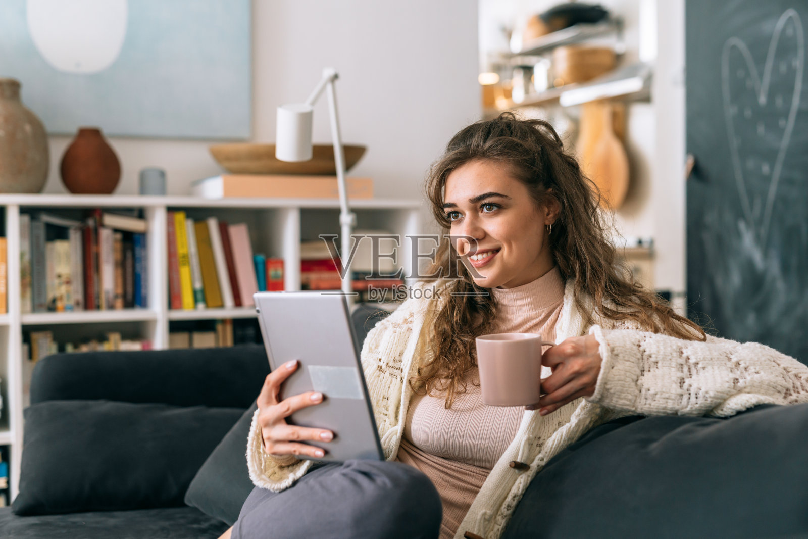 在家放松的女人照片摄影图片