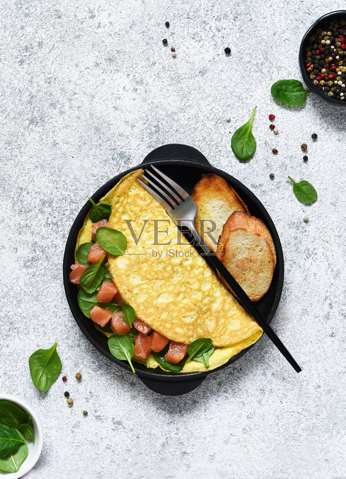 早餐是三文鱼菠菜煎蛋卷和生面团。早上好。照片摄影图片