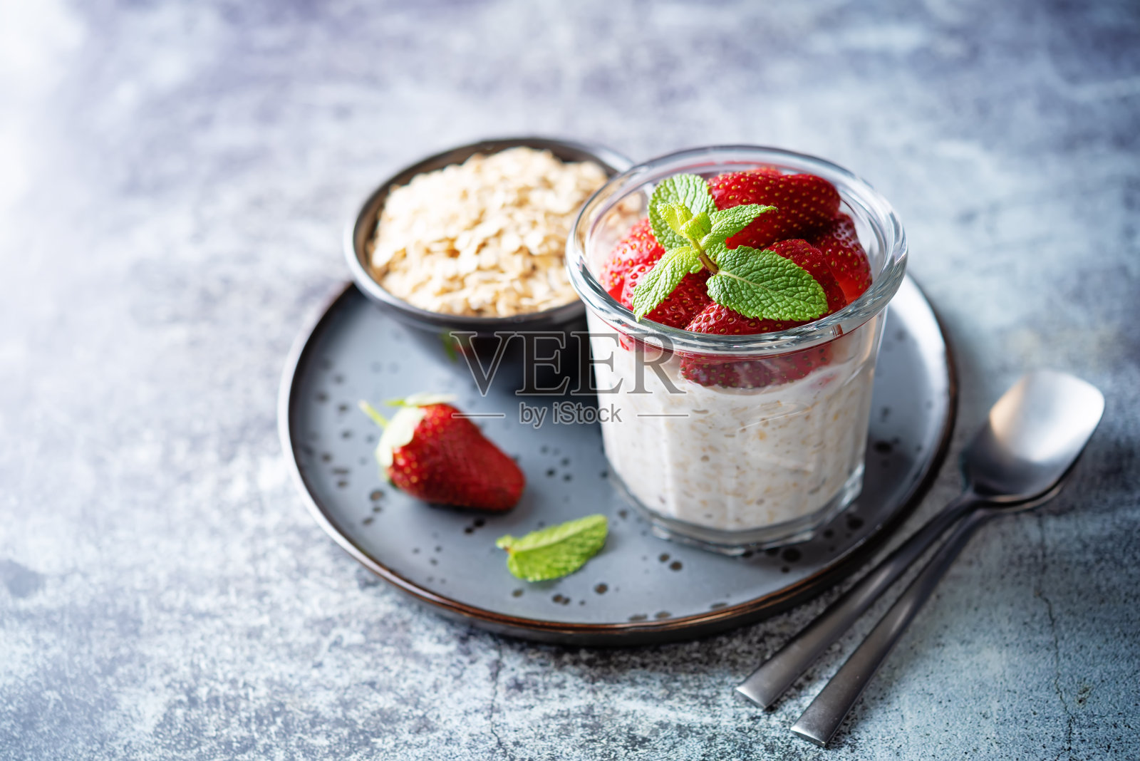 杯装牛奶和新鲜草莓的燕麦粥照片摄影图片