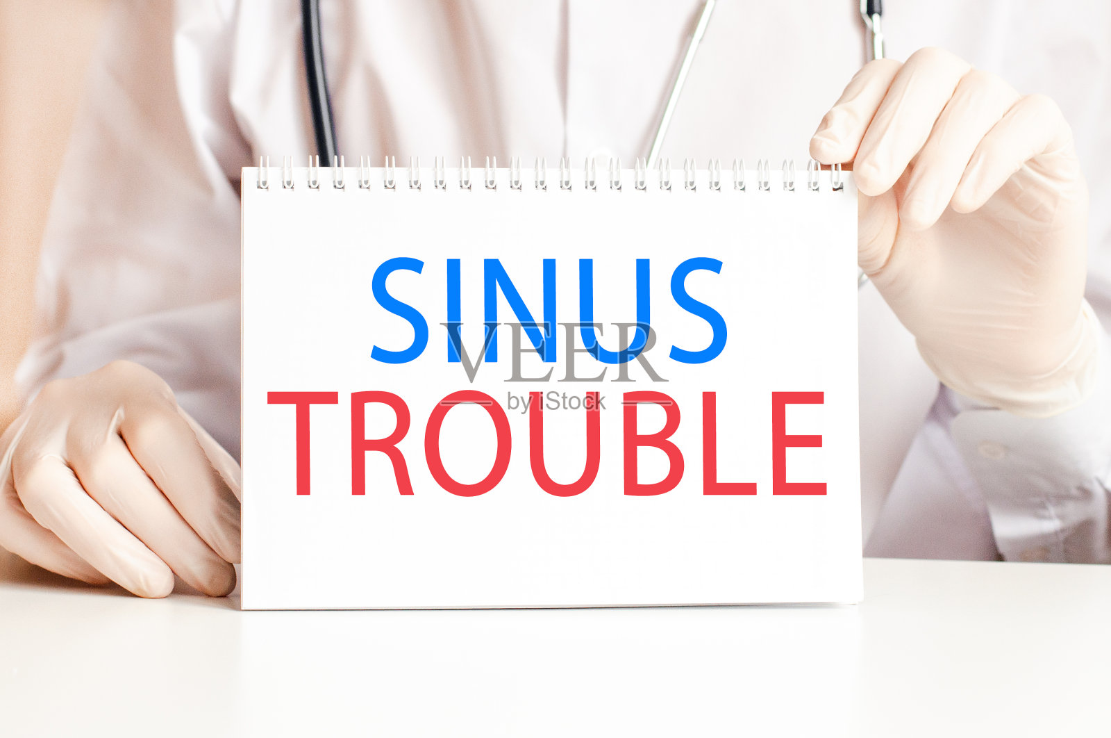 医生展示了一个带有文字的鼻窦病症、医学概念的卡片照片摄影图片