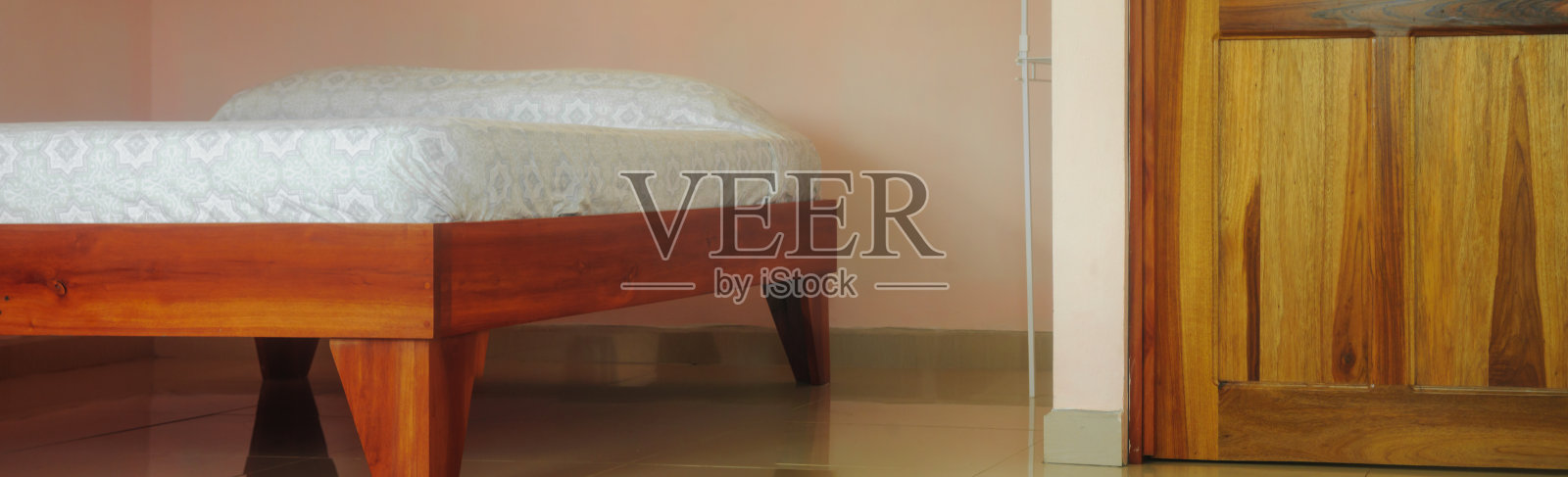 床是用木头做的，酒店房间里有一扇漂亮的木门照片摄影图片