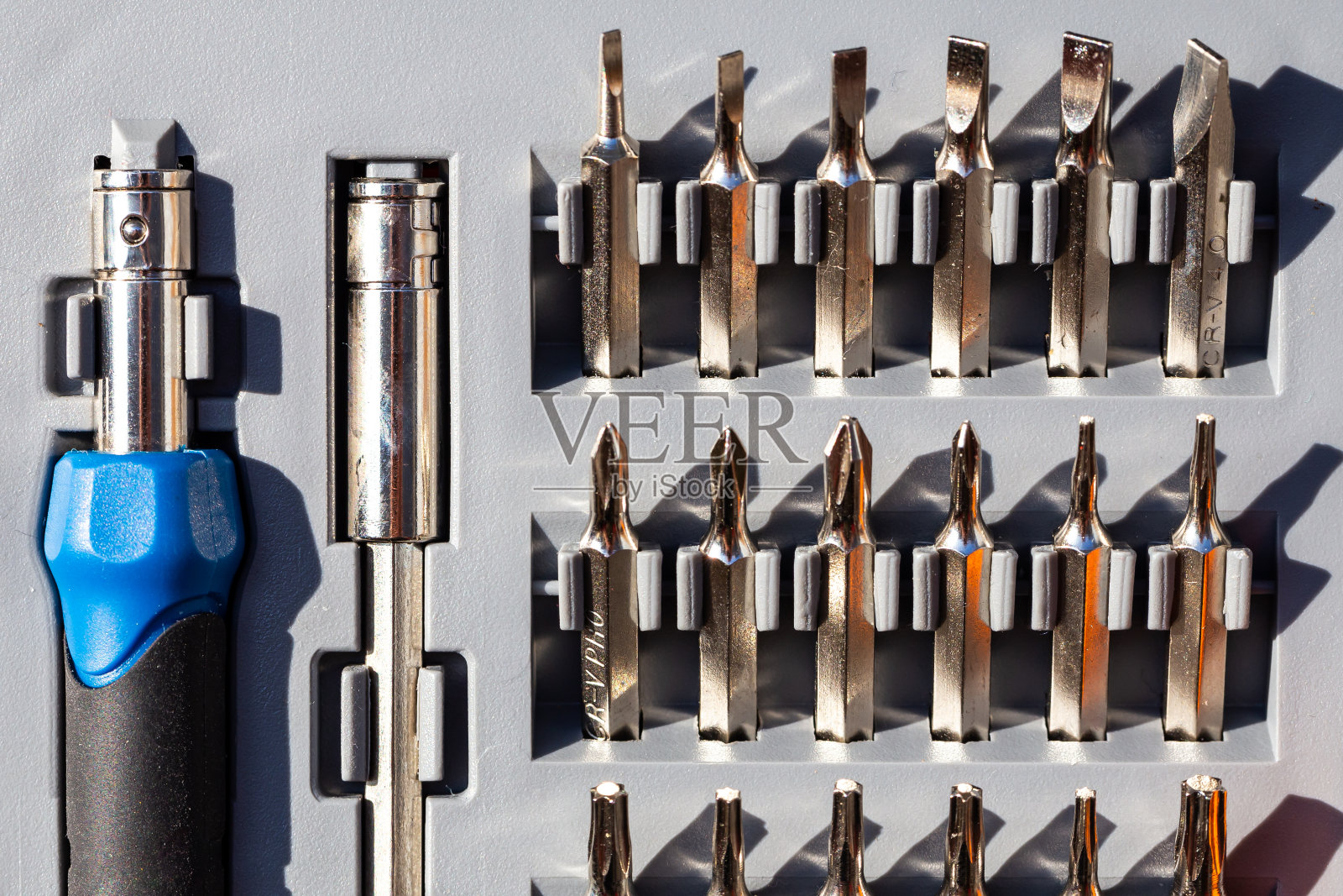 一套精密工具和螺丝刀。照片摄影图片