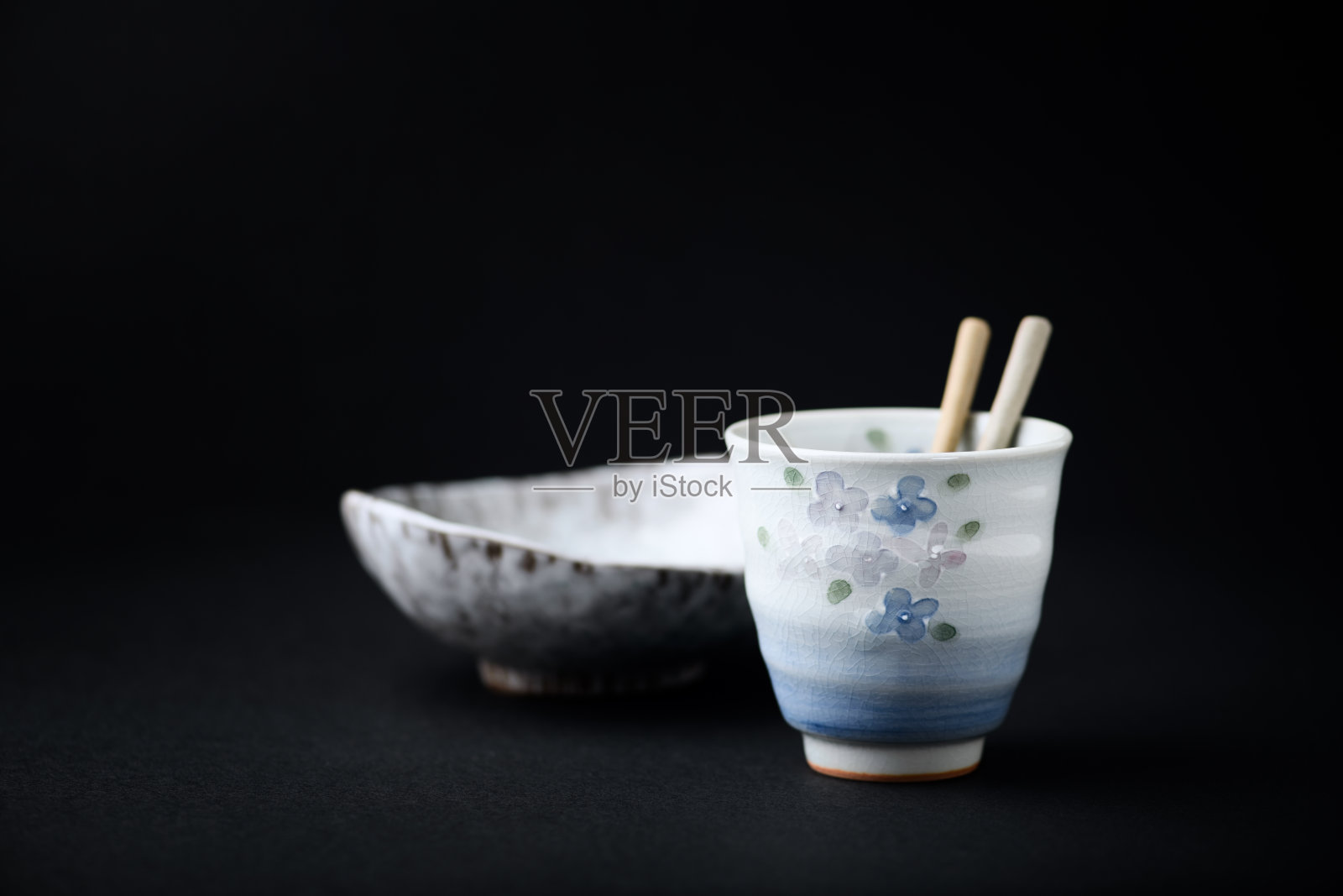 传统的，手工陶瓷在黑暗的背景。软的焦点。关闭了。照片摄影图片