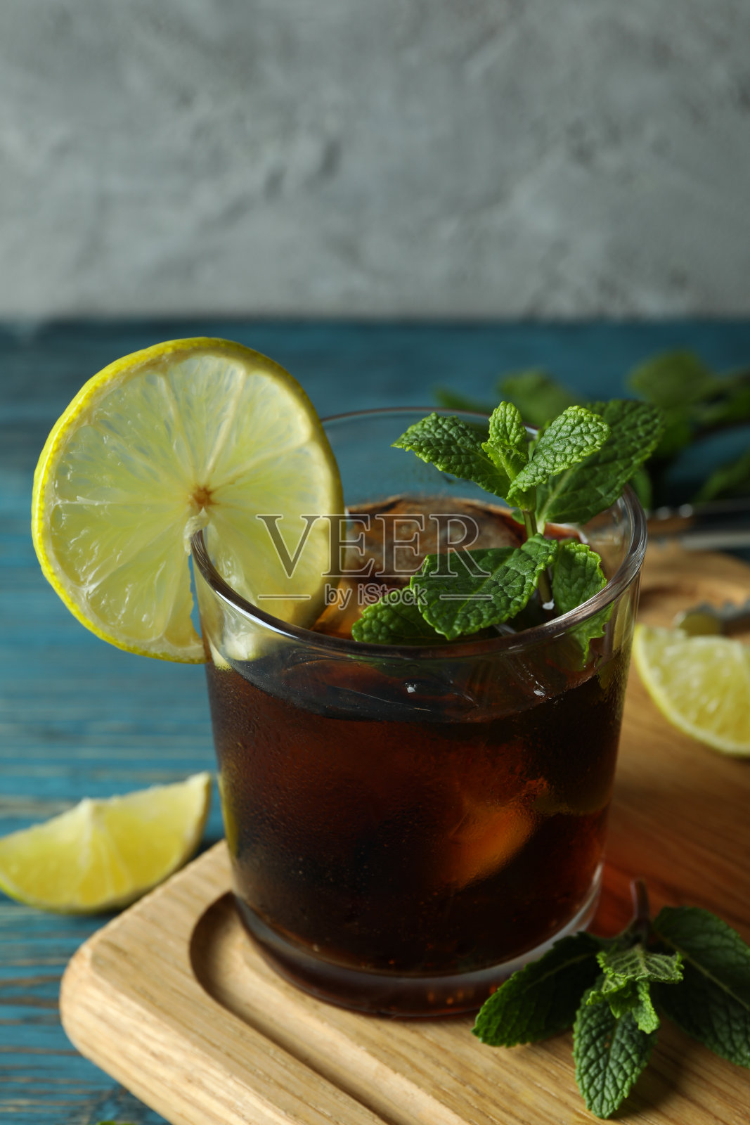 木板，木桌上放着一杯古巴Libre照片摄影图片