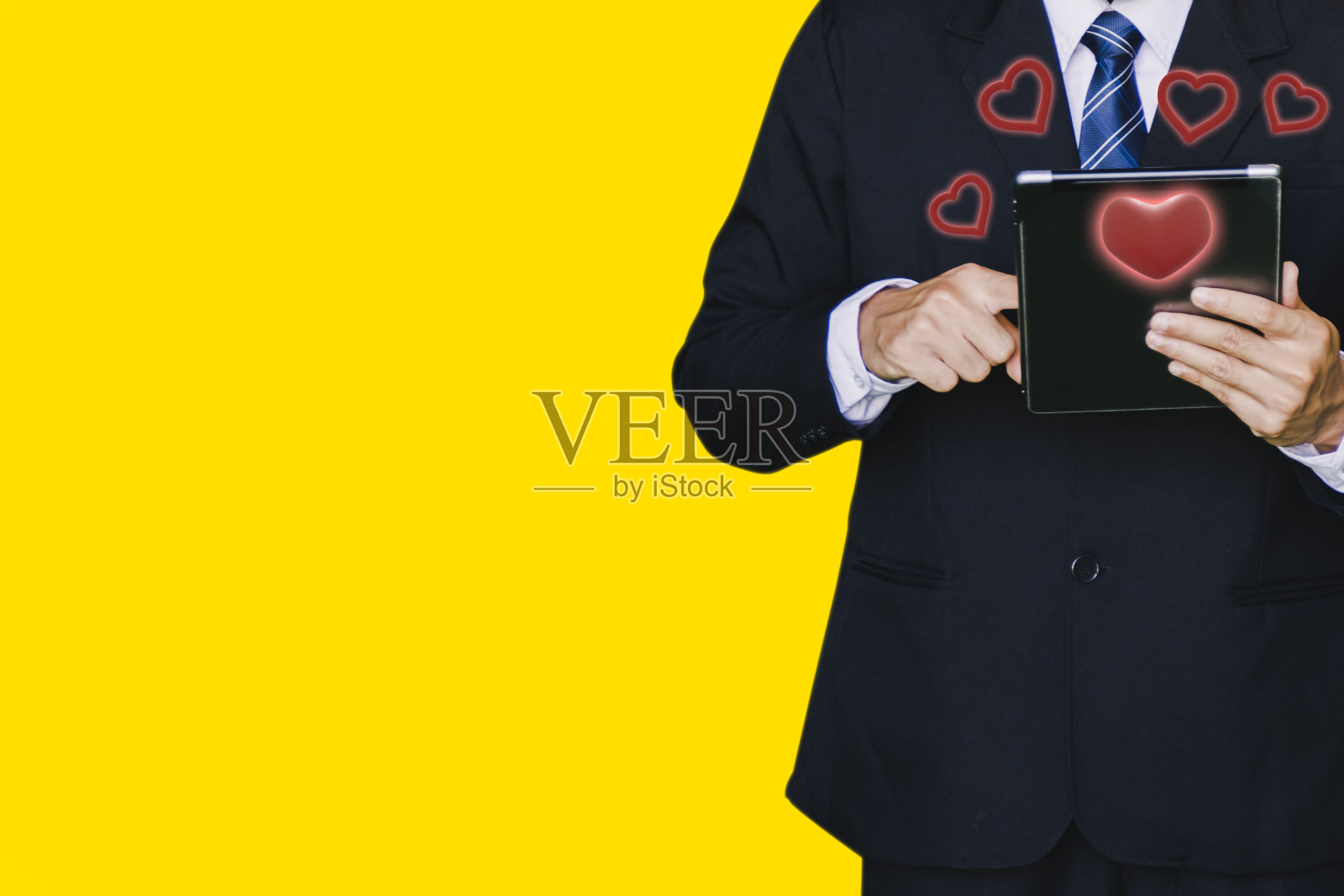 从智能手机享受交流、约会在线服务到新冠肺炎期间情侣的新常态，男士企业持有平板电脑，应用ai来享受爱情情人节。从应用程序照片摄影图片