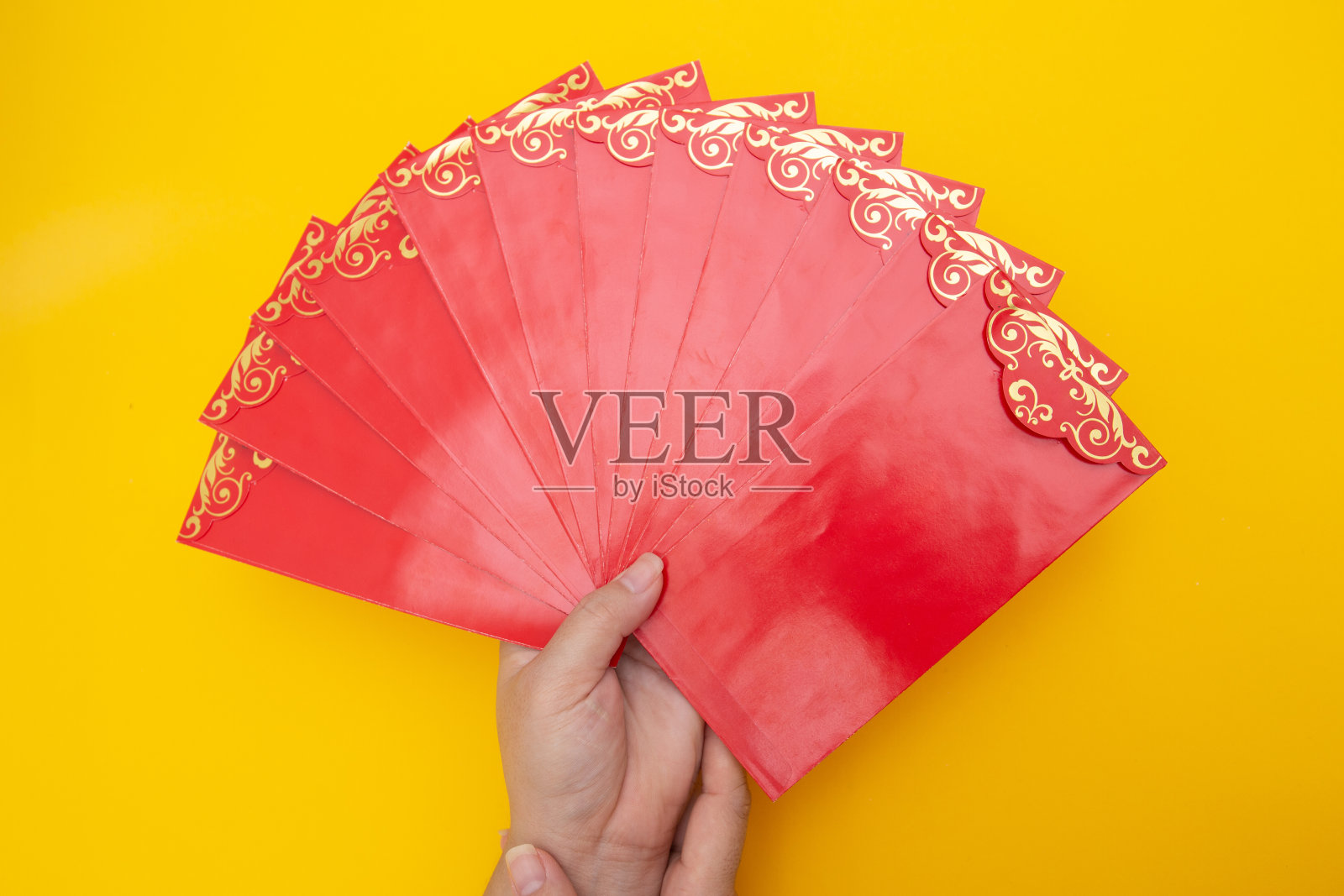 春节假期。农历新年。中国新年。手里拿着一包红包的女人照片摄影图片