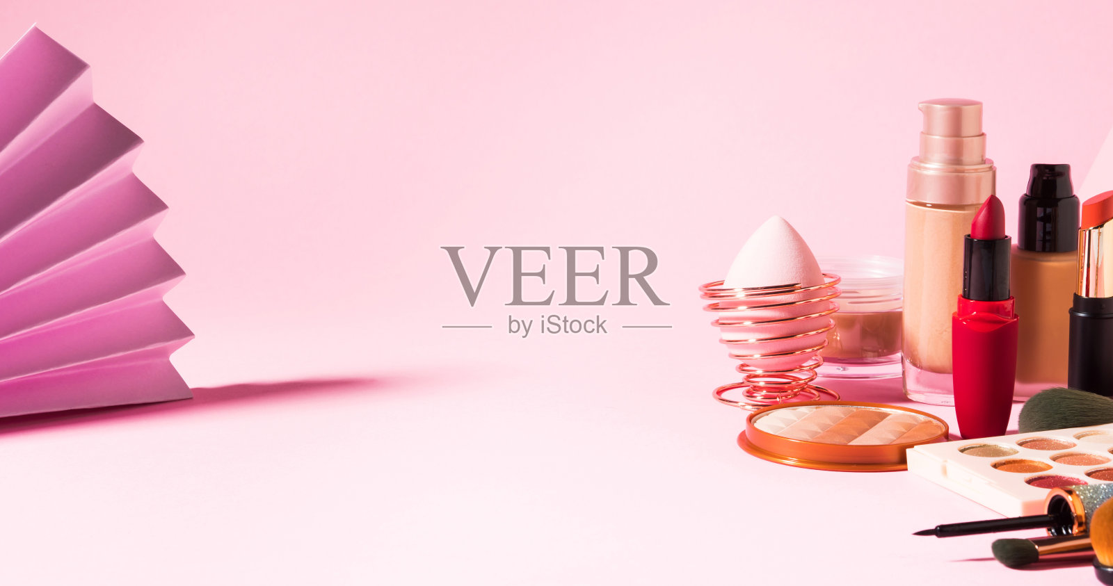 不同的彩妆彩妆产品上的粉色照片摄影图片
