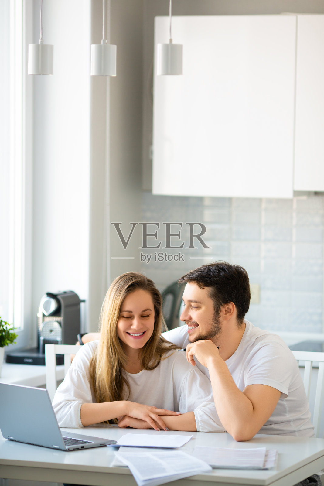 一对夫妇在接受家庭心理学家在线咨询时的照片。家庭关系的问题。垂直图照片摄影图片