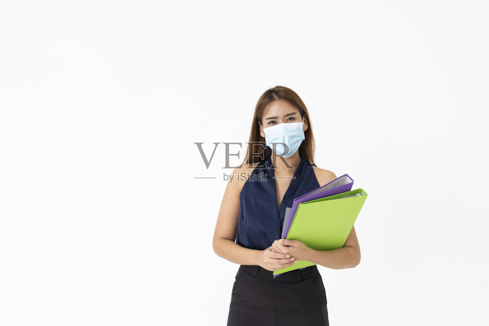 企业工作人员戴口罩，是为了在疫情期间保护和照顾自己的健康。照片摄影图片