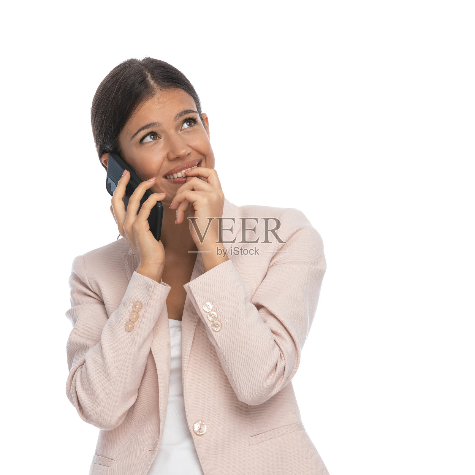 年轻漂亮的女孩一边讲电话一边看着梦境照片摄影图片