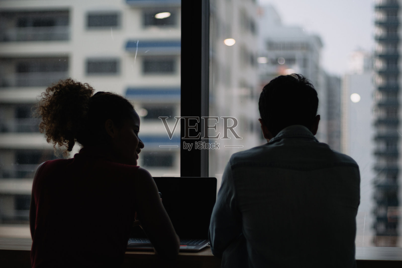 工作的女人和男人在共同的工作场所分享他们的工作想法照片摄影图片