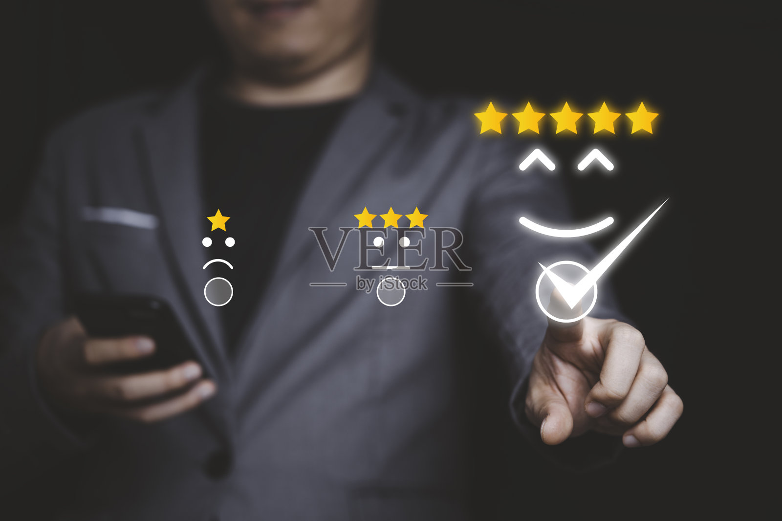 商家利用智能手机和微笑按钮进行最佳评价，以顾客满意为理念。照片摄影图片