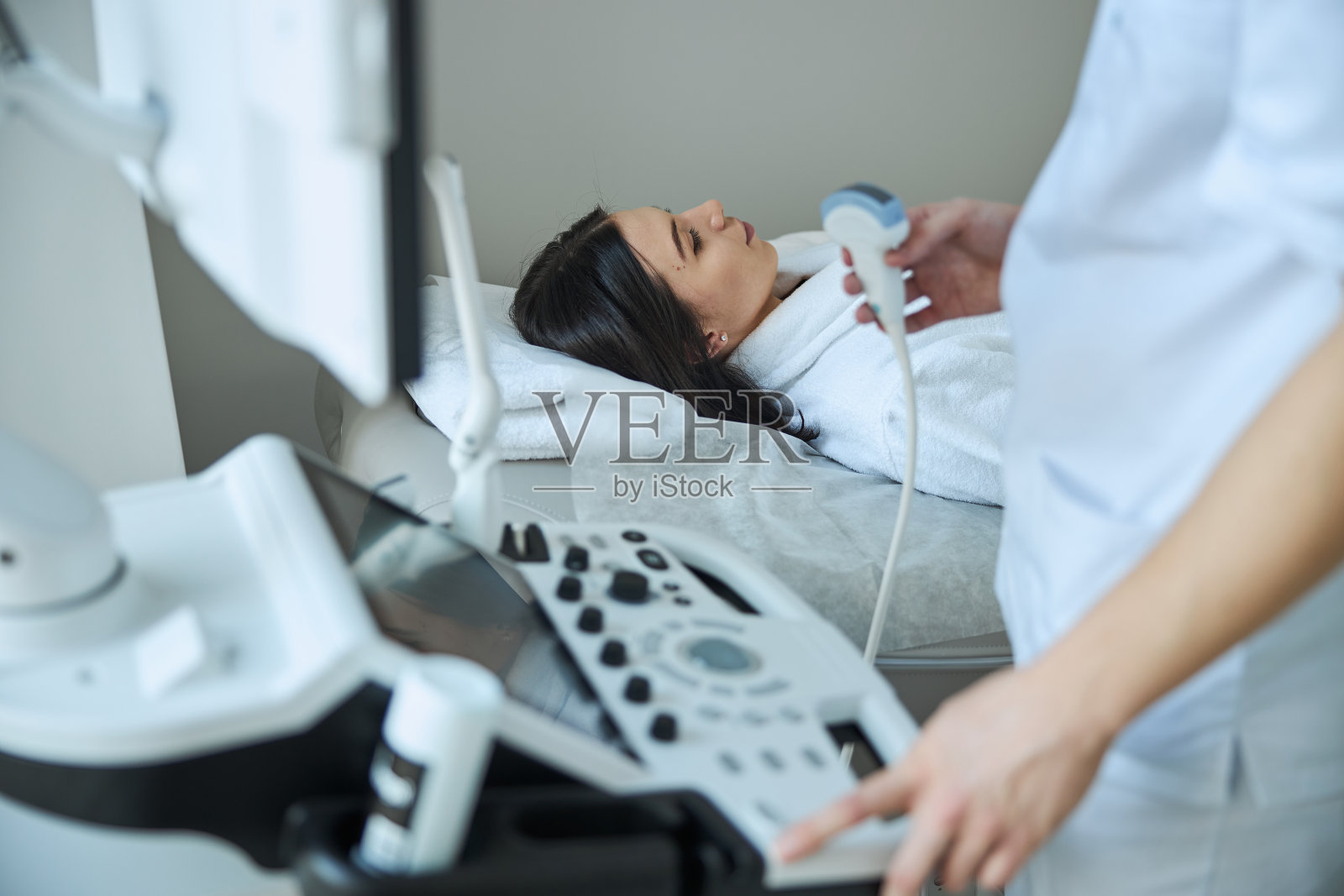 经验丰富的男医生进行超声诊断程序照片摄影图片