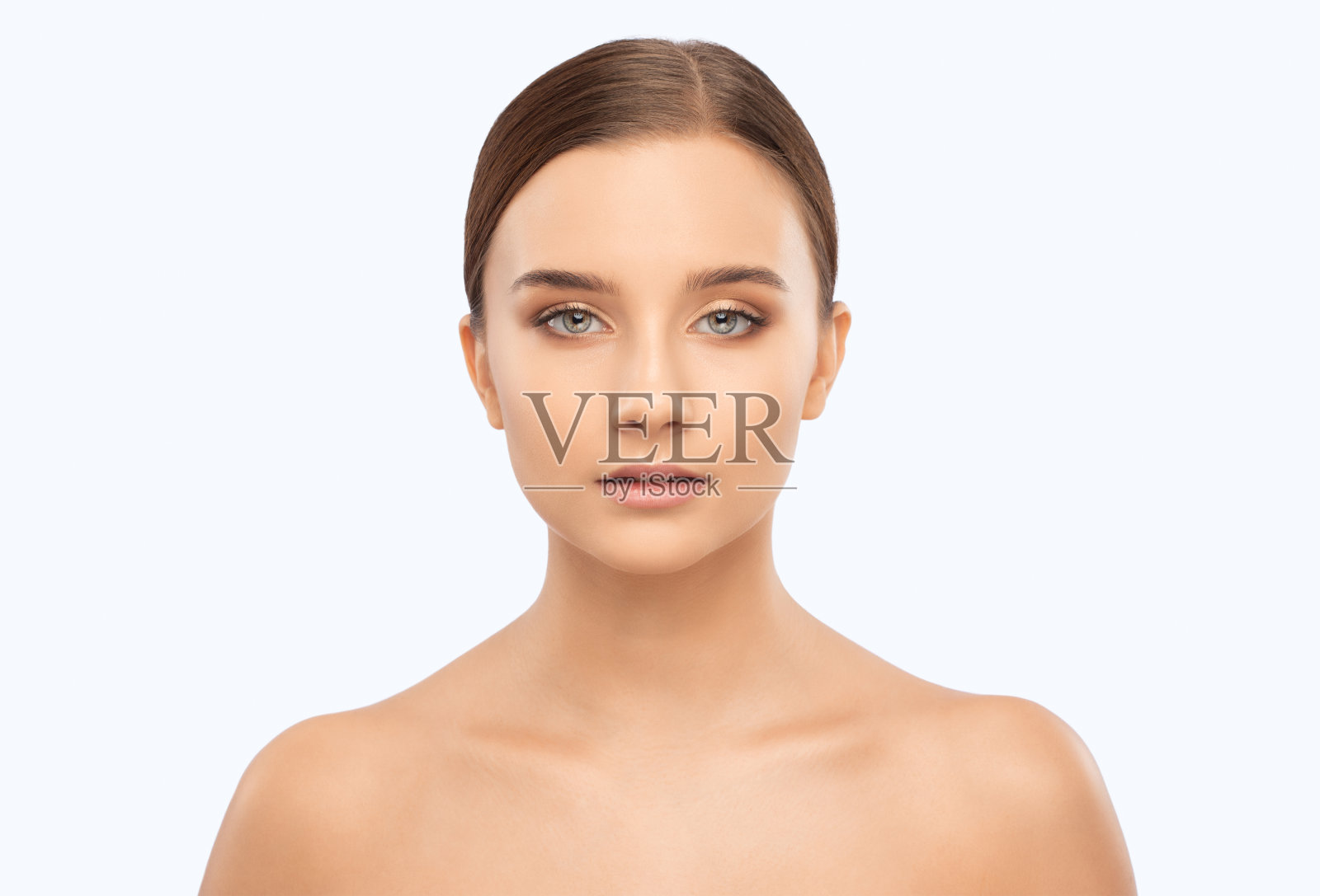 一个美丽的黑发女孩的肖像与健康干净的皮肤和新鲜的化妆。美学美容和化妆概念。照片摄影图片