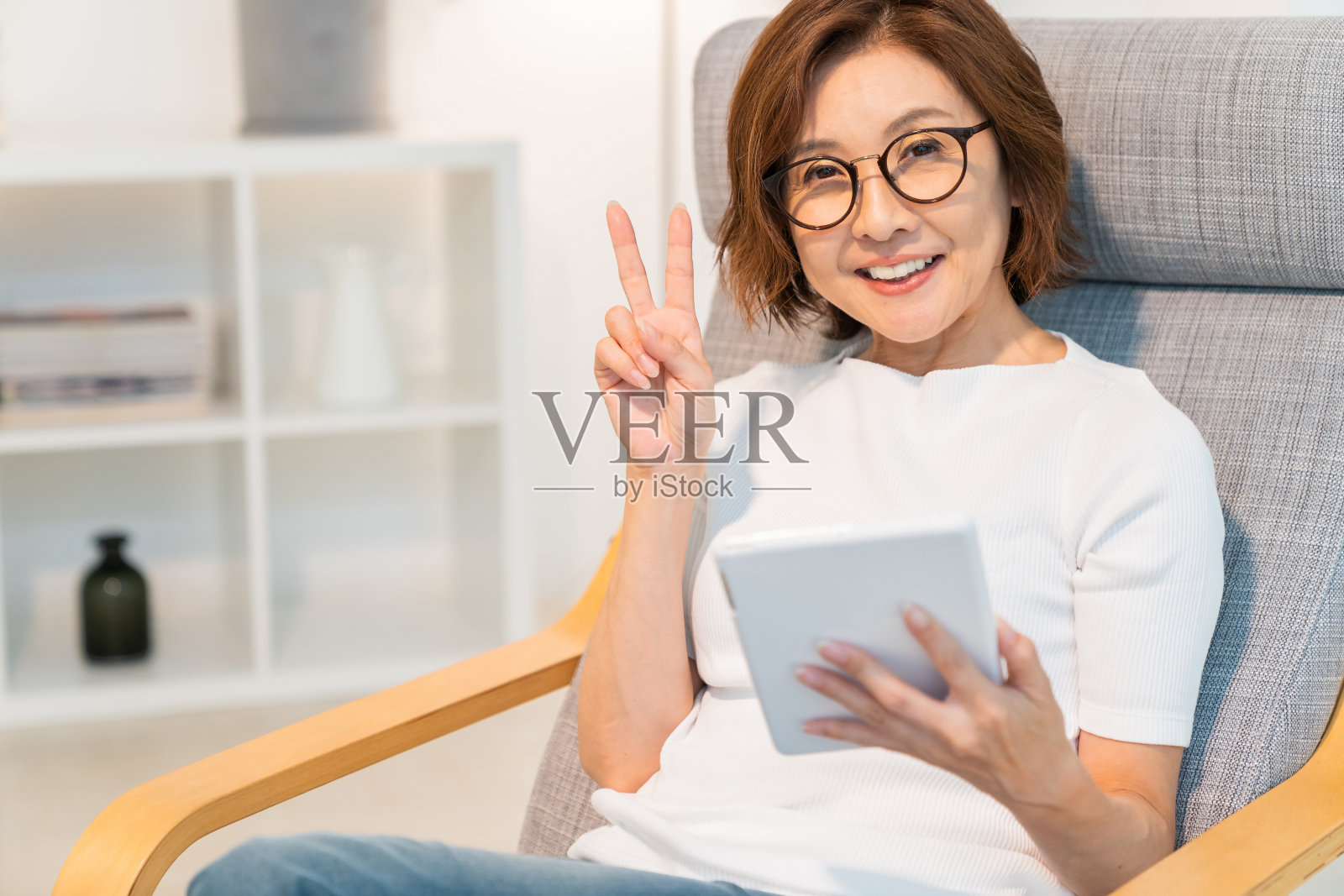 使用平板电脑的老年妇女照片摄影图片