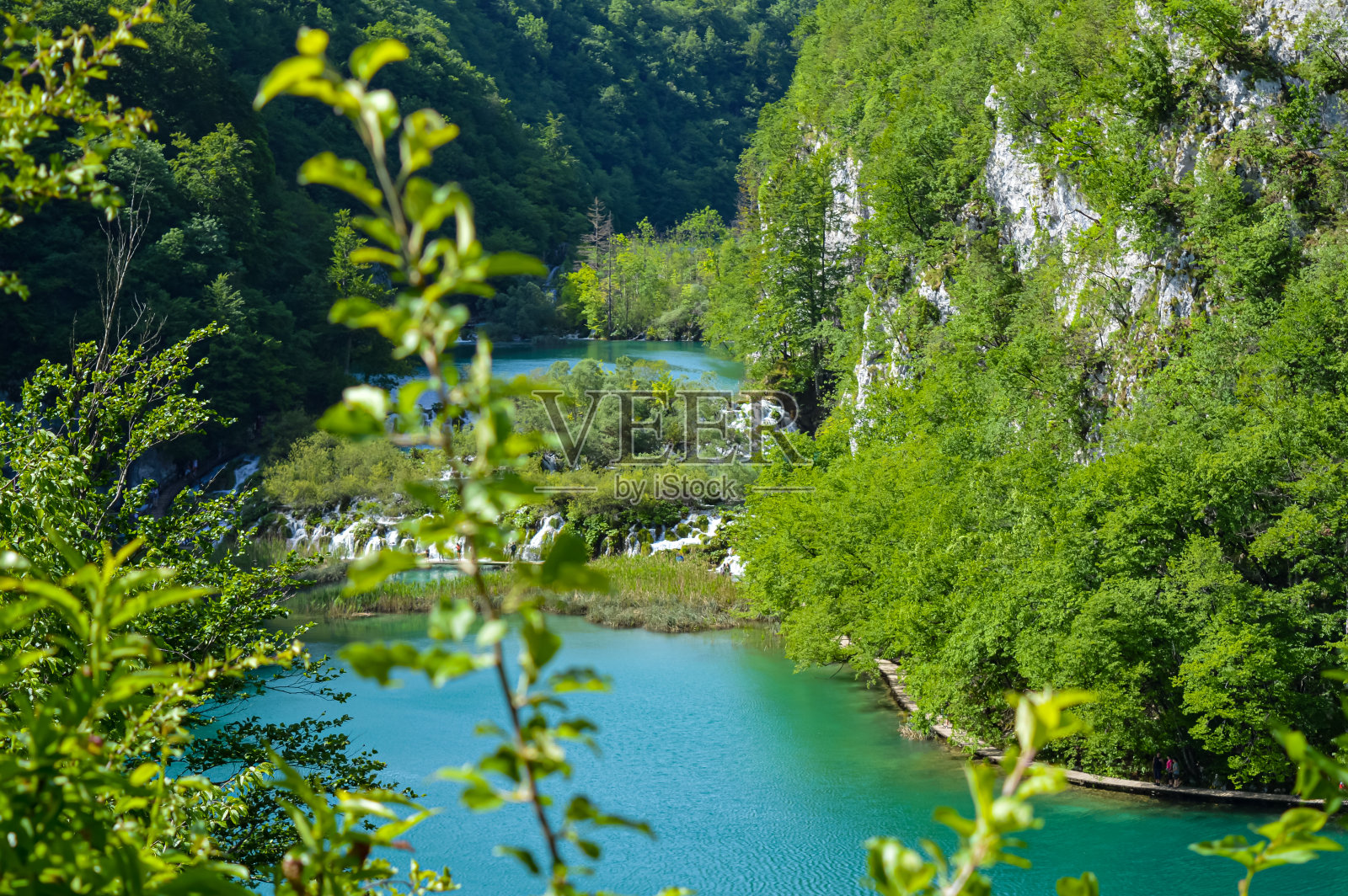 漂亮的蓝色湖泊照片摄影图片
