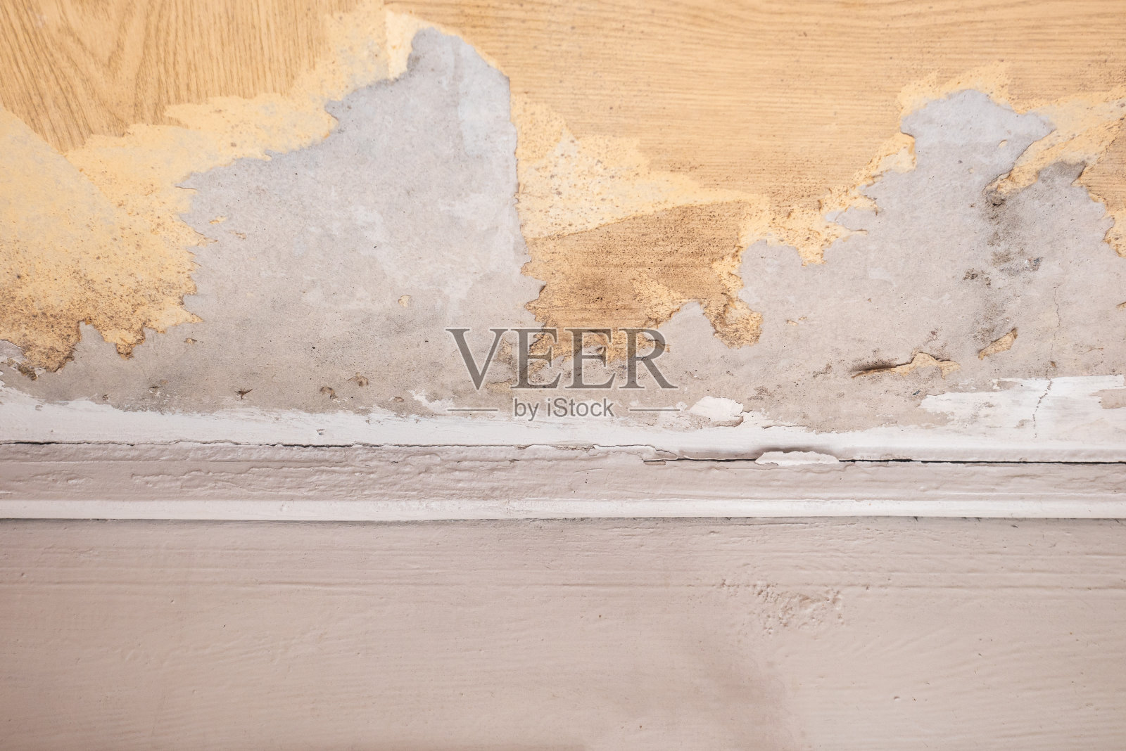 房间墙上的墙纸撕破了。家居装修理念。恢复在室内。维护工作。家里装修。照片摄影图片