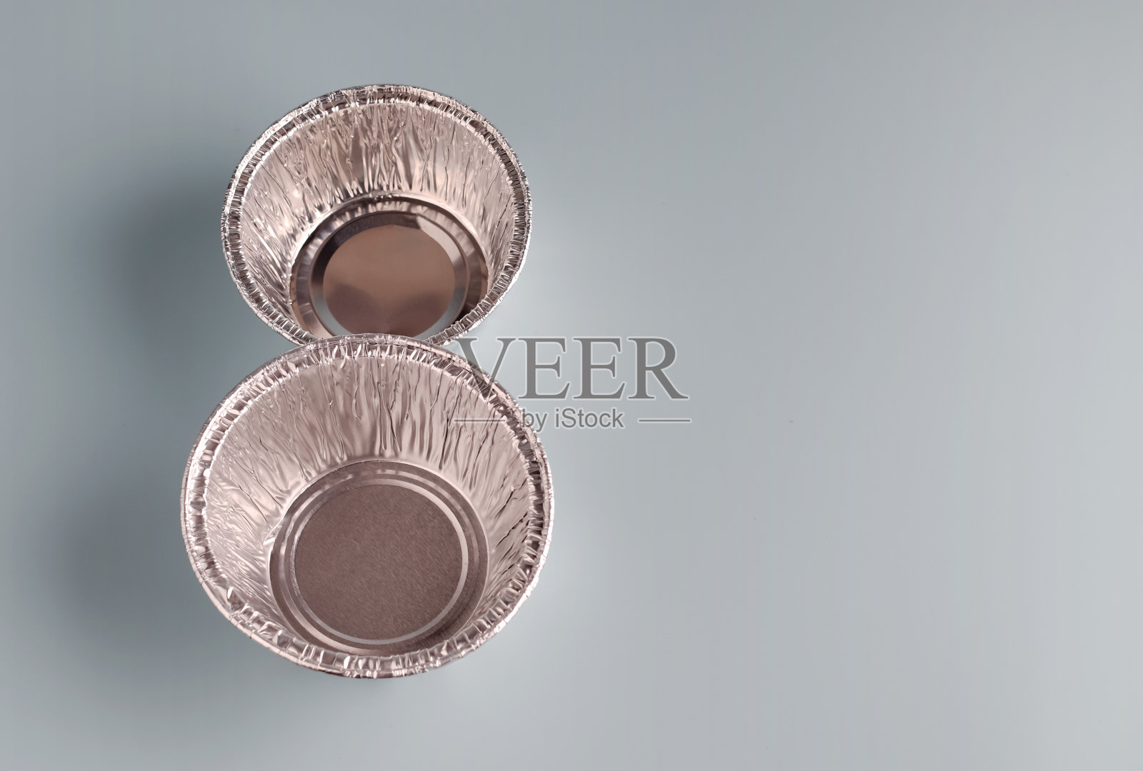 食品制备用的圆形铝箔容器。环保八字盒。本空间照片摄影图片