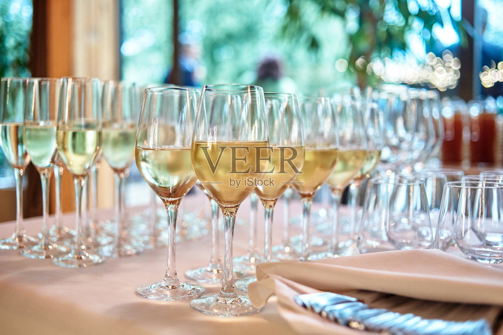 餐厅餐桌上的葡萄酒和香槟气泡玻璃器皿，复制空间。准备好庆祝的水晶酒杯。豪华婚宴上的酒杯照片摄影图片