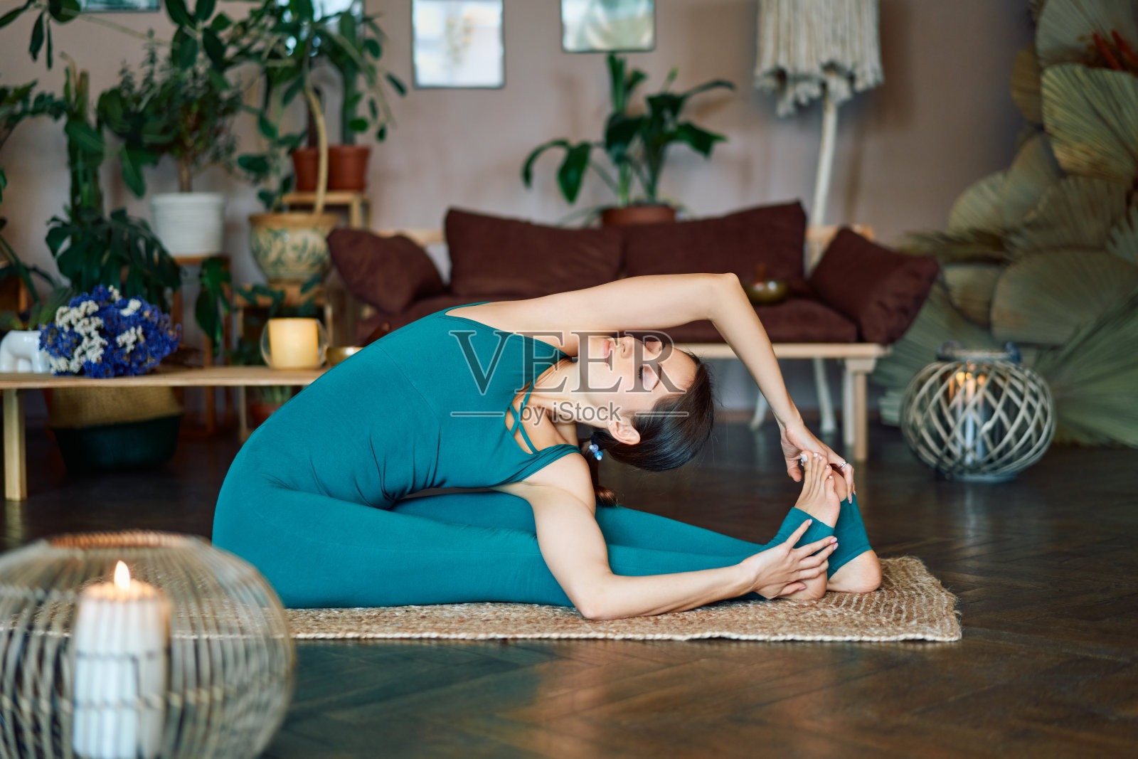 年轻的运动妇女练习瑜伽做旋转坐前弯曲姿态在家里照片摄影图片