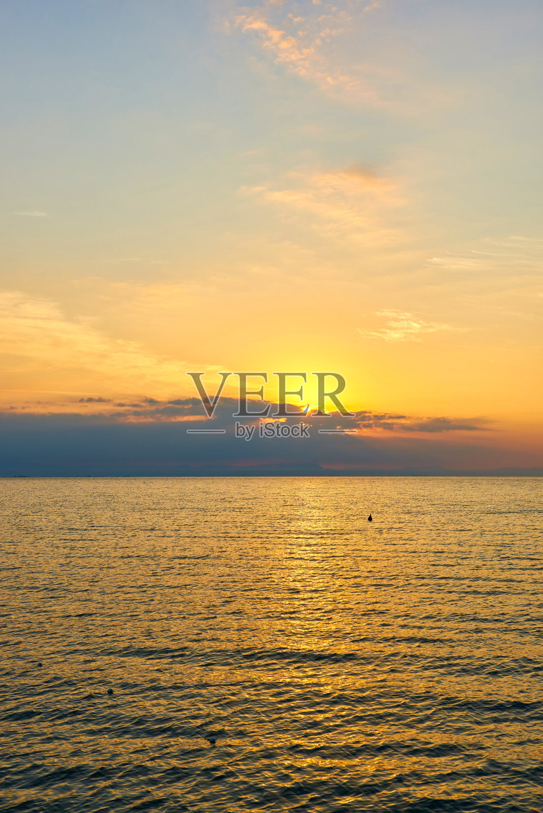 海上惊人的日落。亚得里亚海，美丽的日落，海浪和风景。Lignano Sabbiadoro,意大利。照片摄影图片