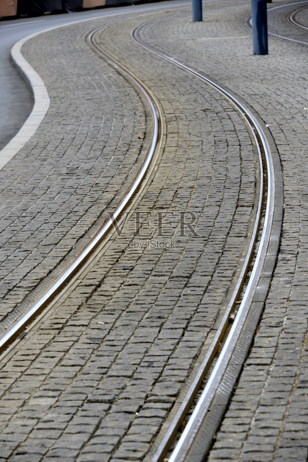 有轨电车蜿蜒穿过老城区的街道照片摄影图片