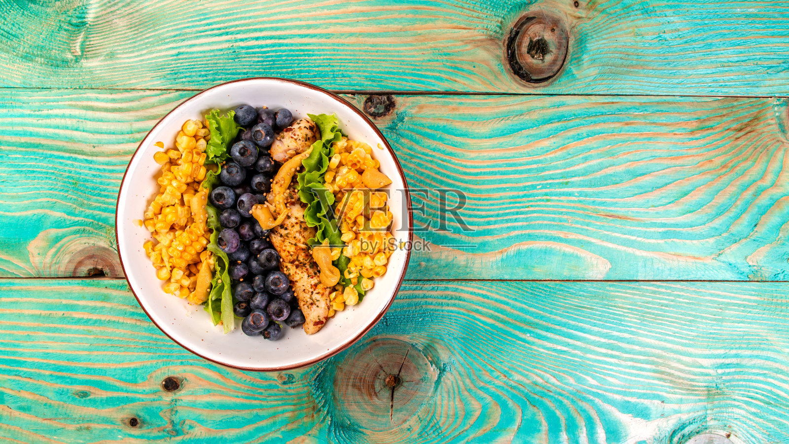 健康沙拉浆果鸡肉，玉米，柠檬，芥末，长横幅格式，俯视图照片摄影图片