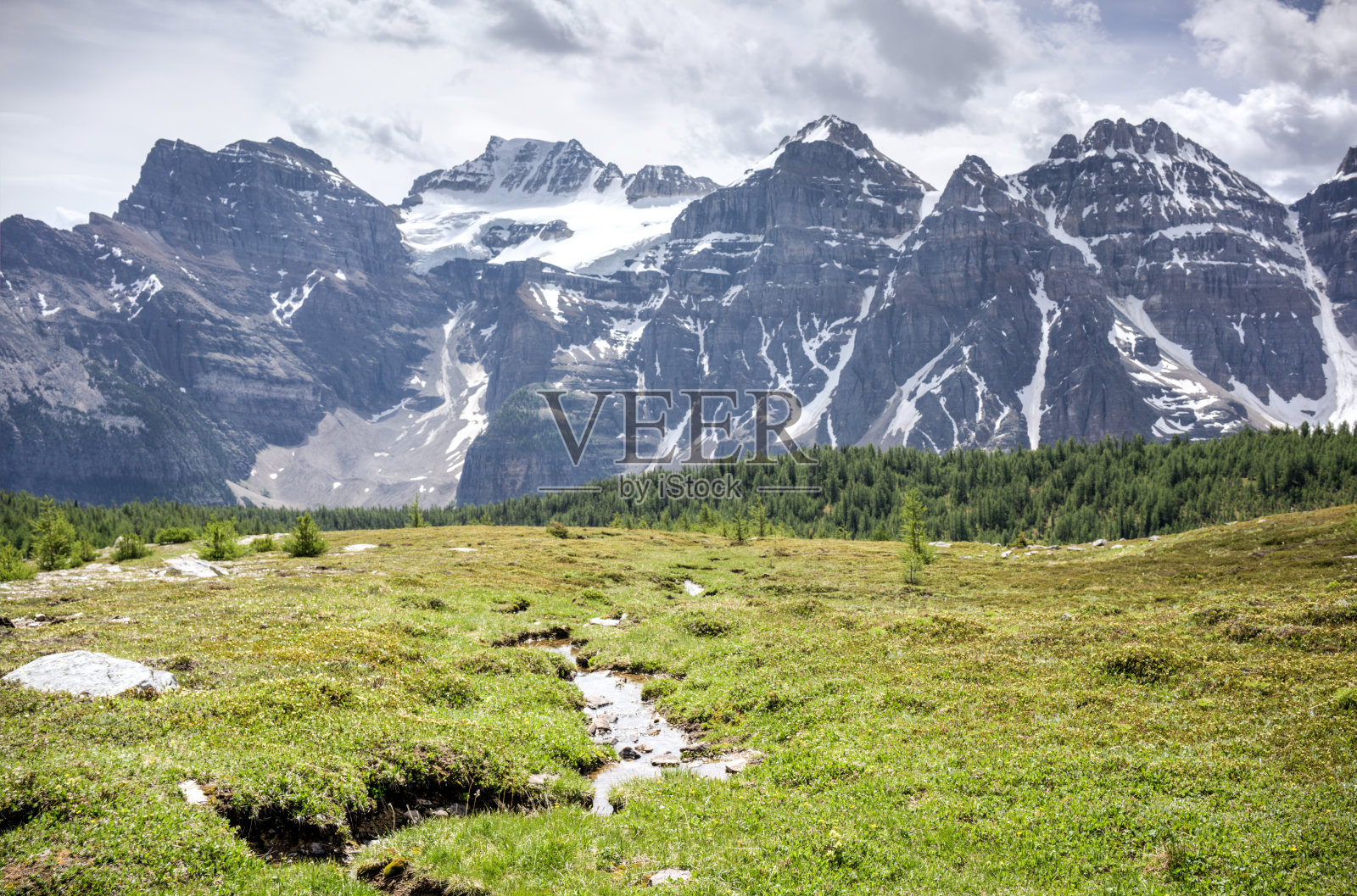 加拿大阿尔伯塔省，靠近冰碛湖和露易丝湖的落基山脉照片摄影图片