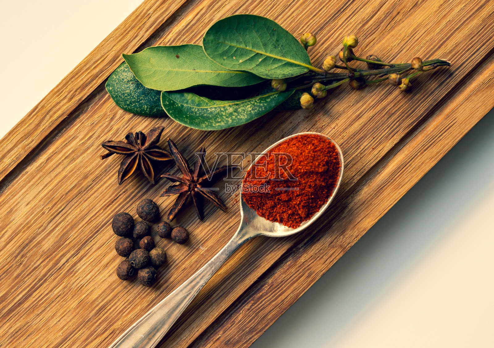 木制砧板上的香料特写照片摄影图片