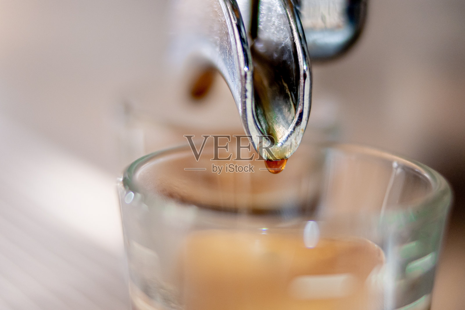 咖啡机滴在玻璃上的近距离概念。照片摄影图片