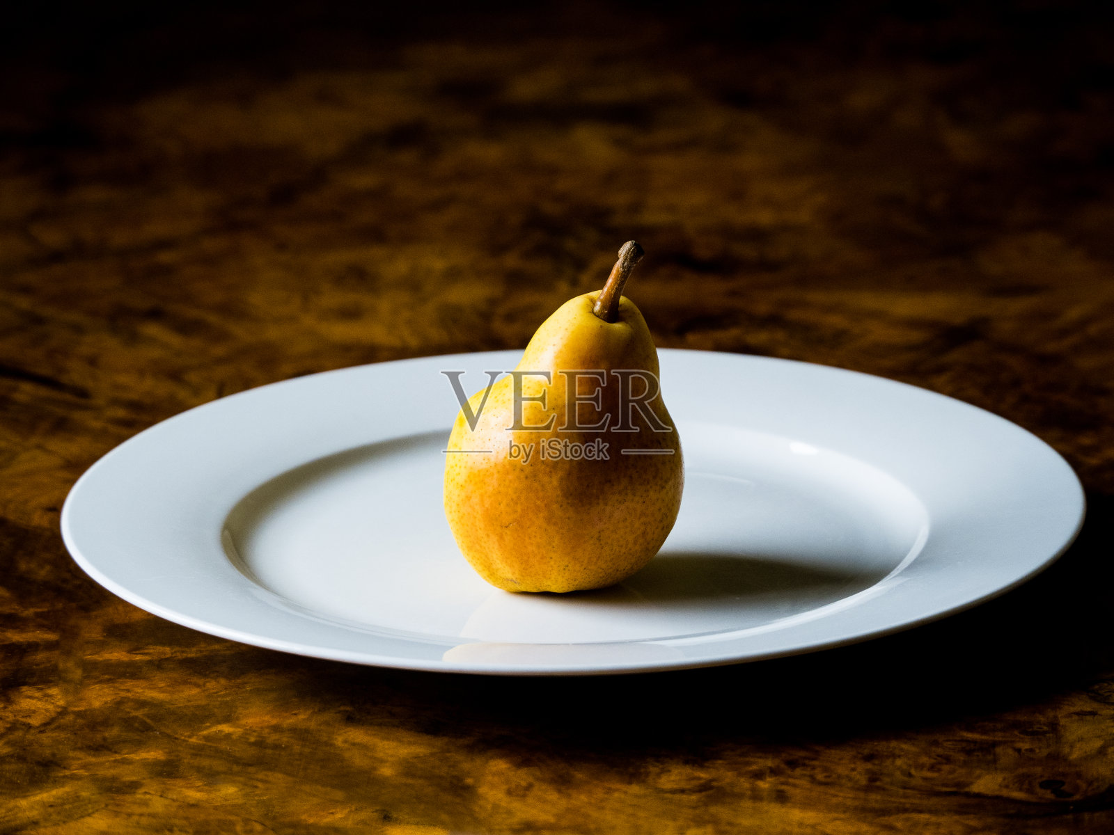 白盘子里放着黄梨照片摄影图片