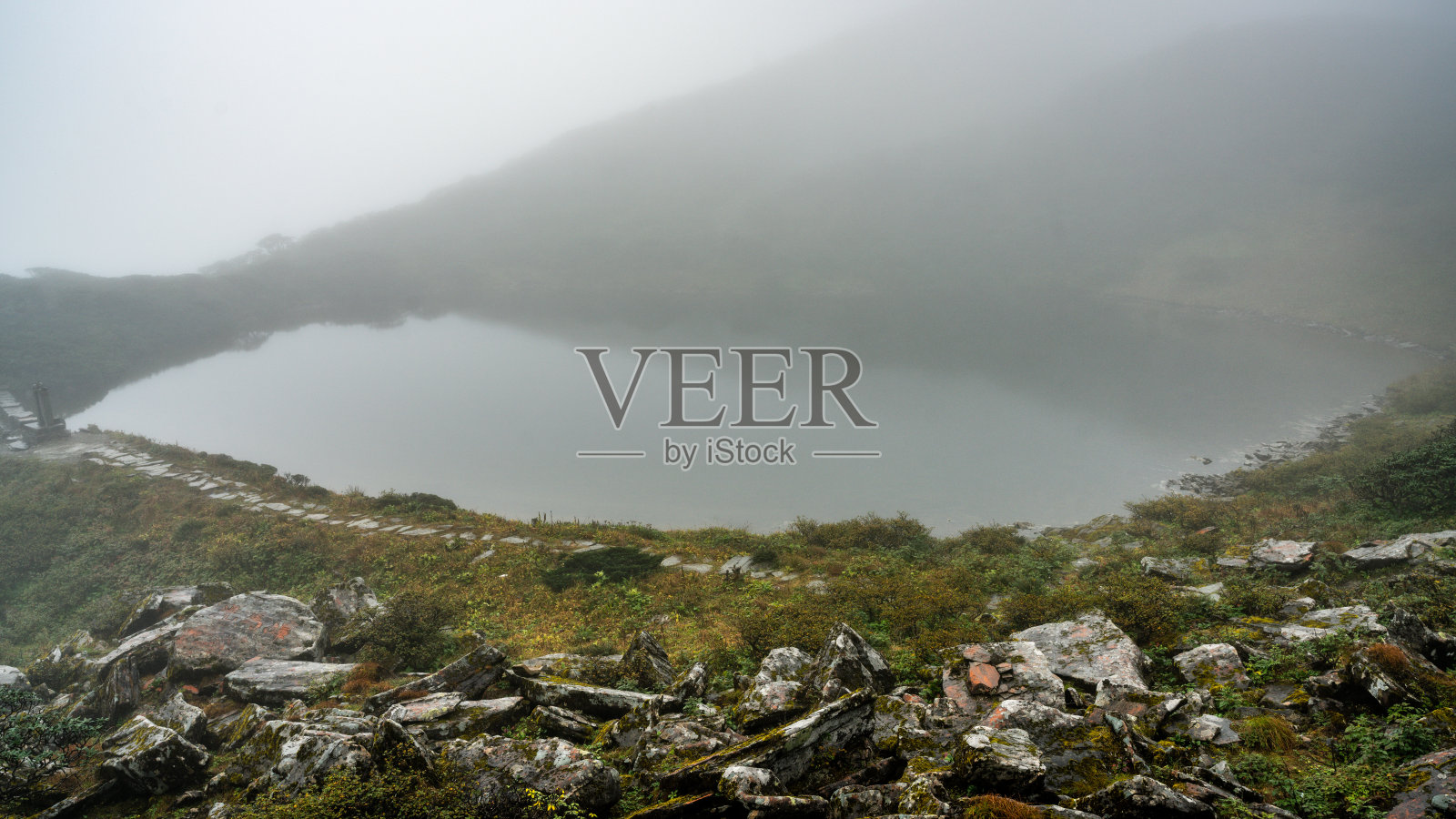 在暴雨阴雨天气的一天，在中国云南大理的苍山上3920米高的喜马拉雅湖照片摄影图片