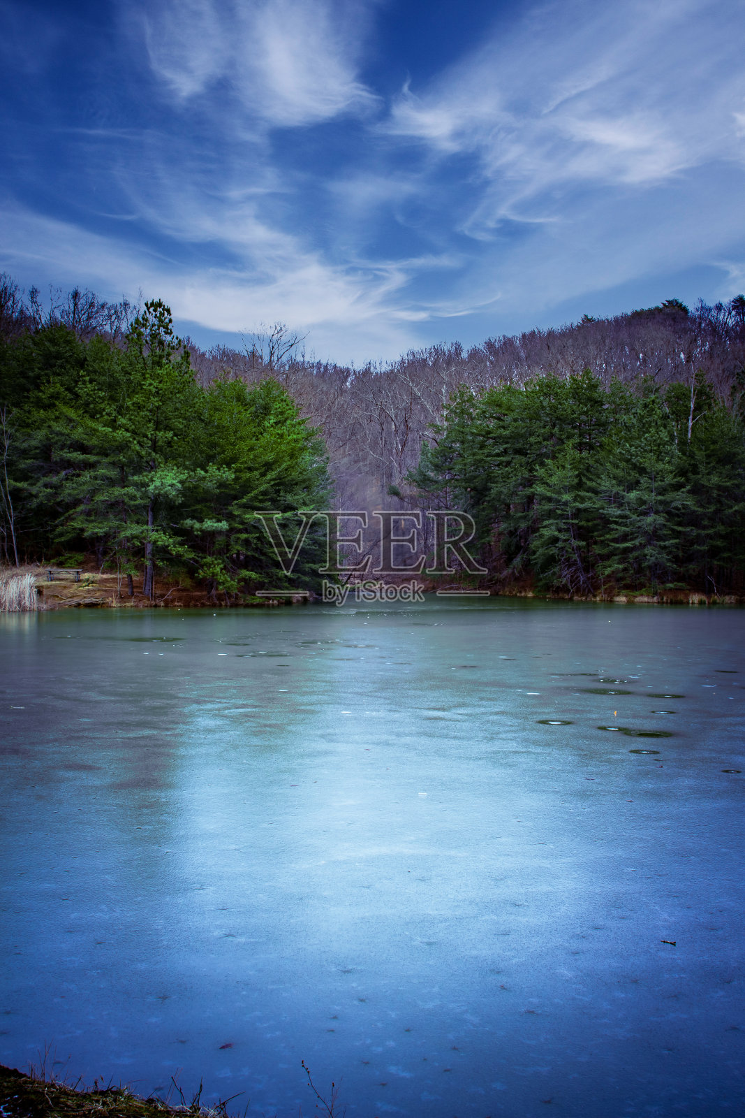 冬天冻湖”照片摄影图片