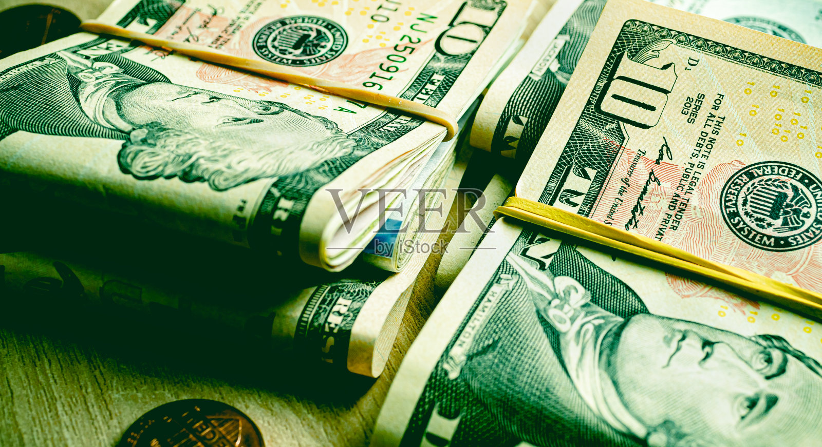 货币，美元纸币背景。一张木桌上放着美元和硬币。金融和经济概念。照片摄影图片