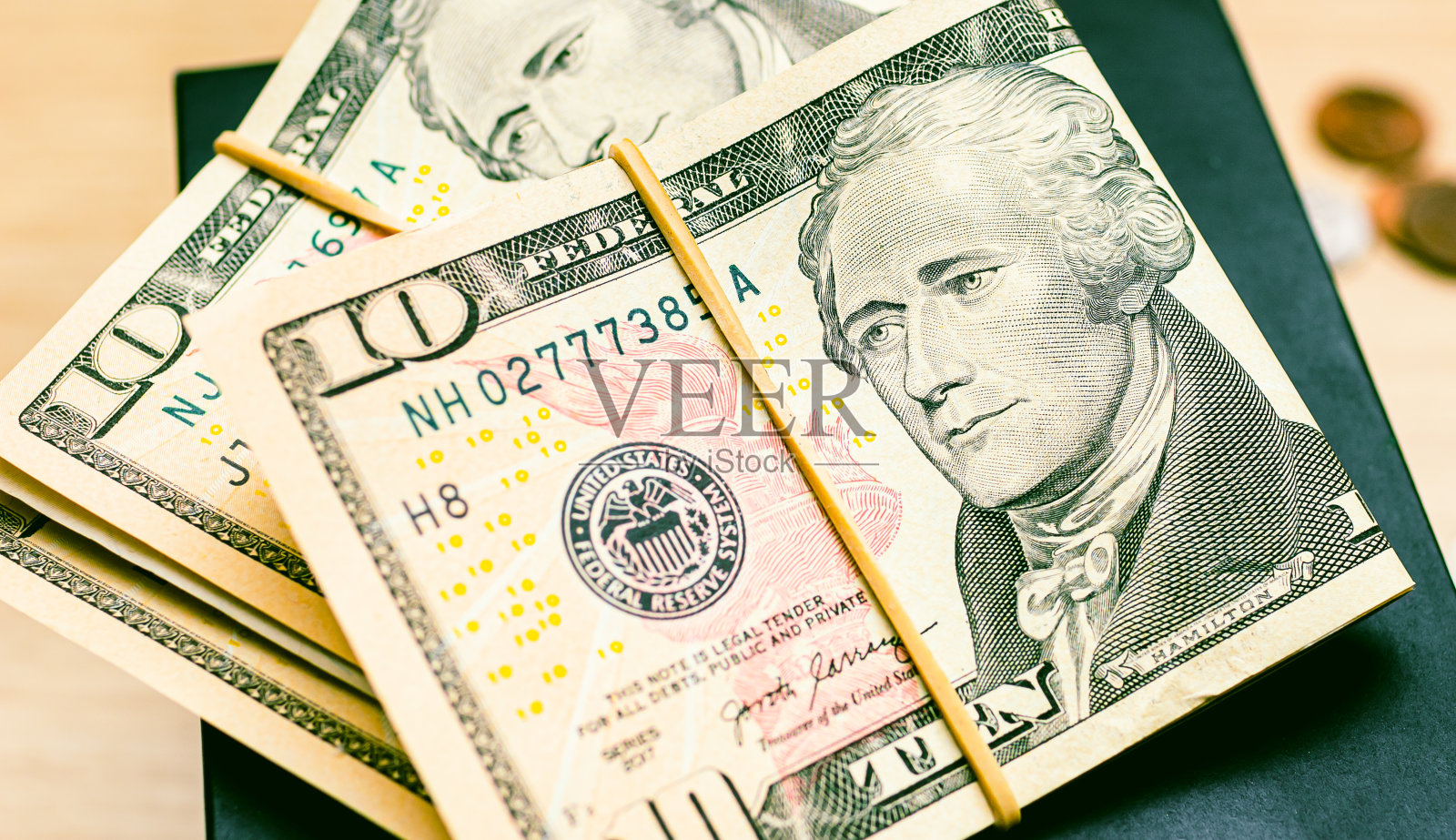 货币，美元纸币背景。在一个黑色的钱箱上的美元钞票特写。照片摄影图片