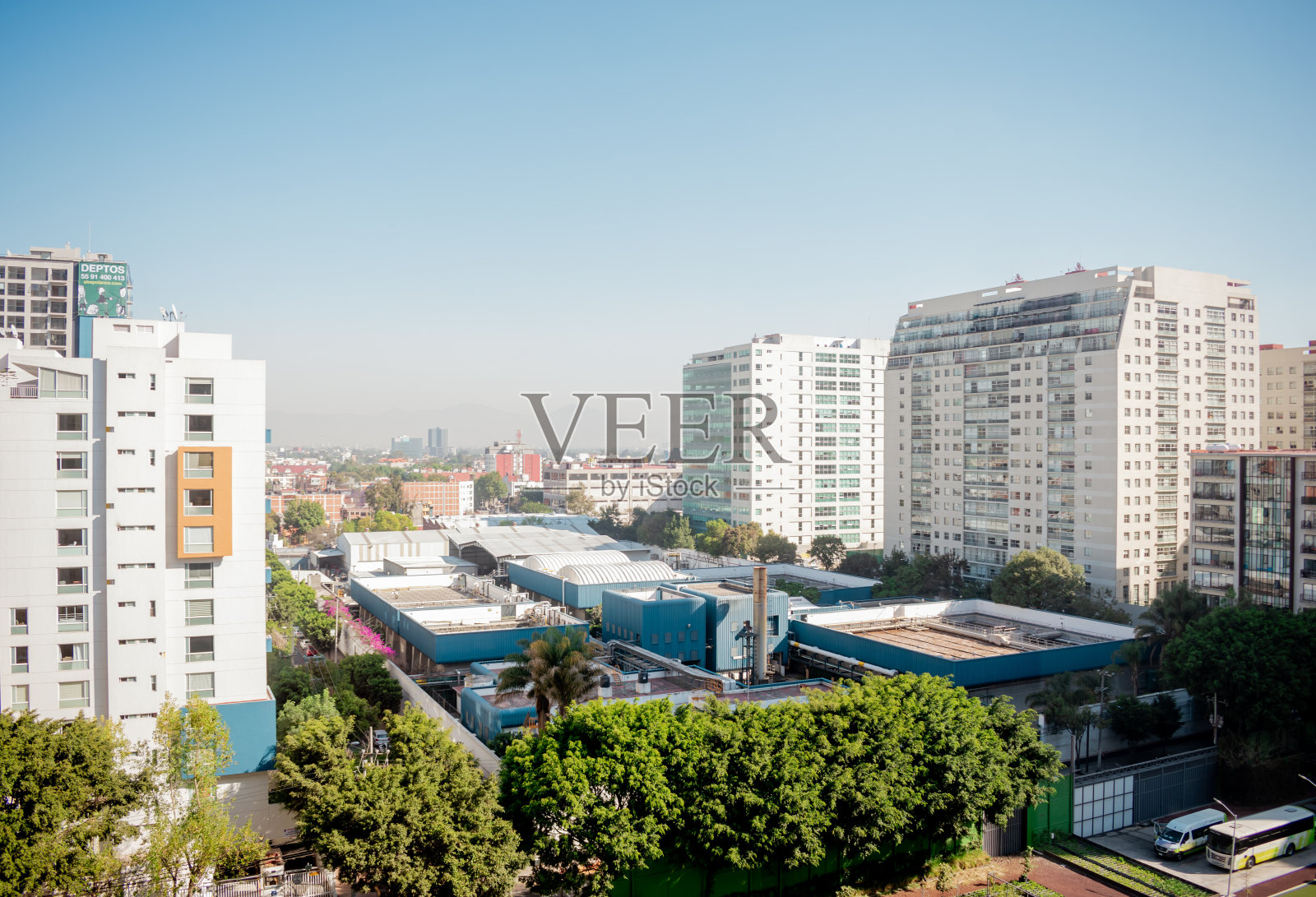 令人难以置信的城市全景，以现代建筑、树木、房屋和街道为背景的蓝天。照片摄影图片