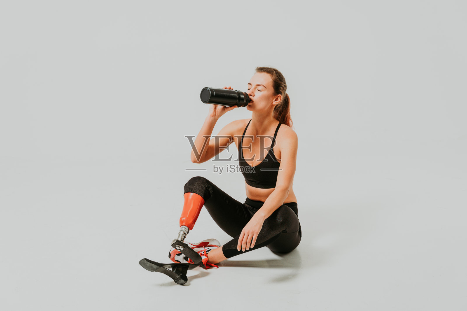 装着假腿的美女照片摄影图片