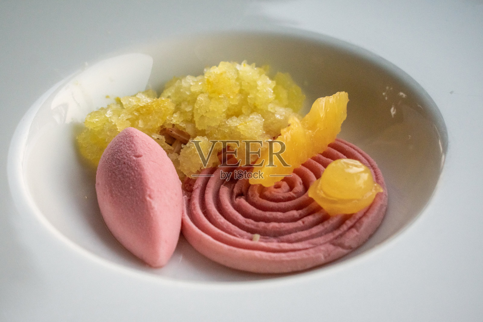 美味的甜品，番石榴冰淇淋和热带风味的白色盘子。照片摄影图片