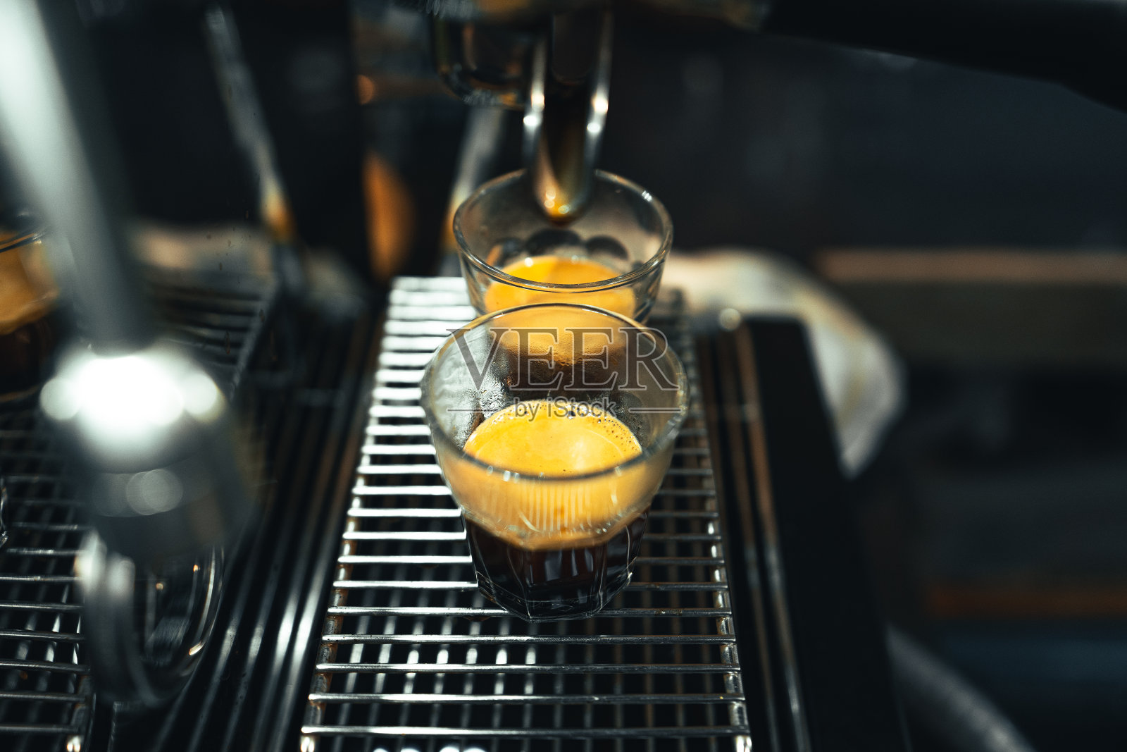 在家用机器煮咖啡。照片摄影图片