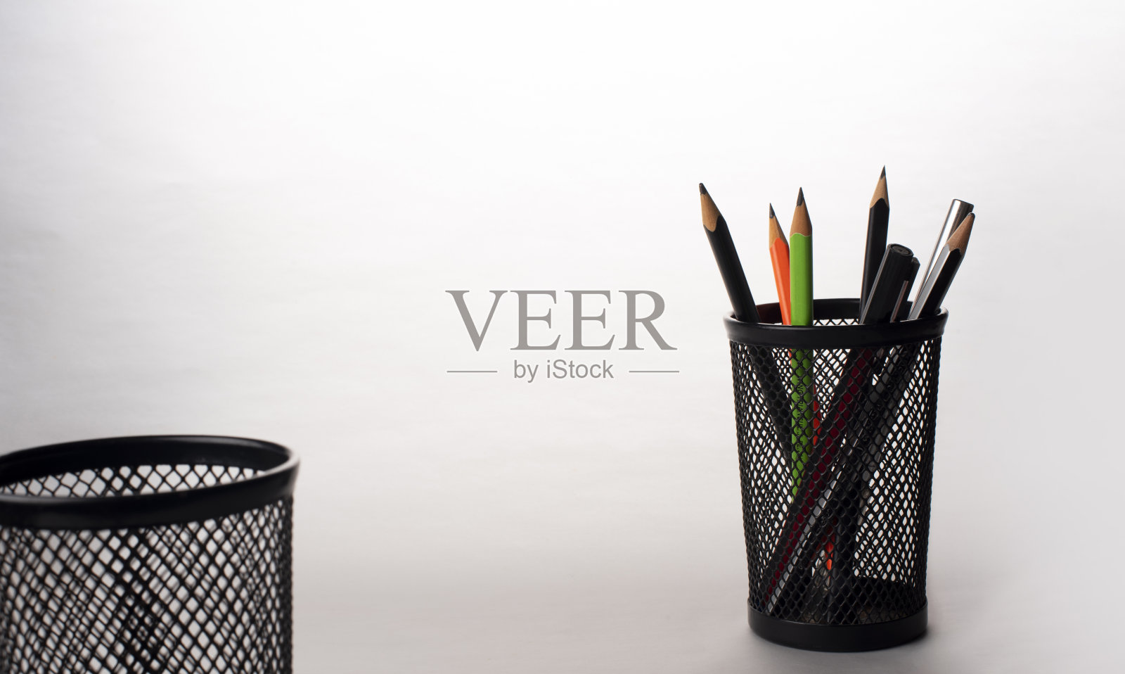 黑色铅笔盒里的铅笔照片摄影图片