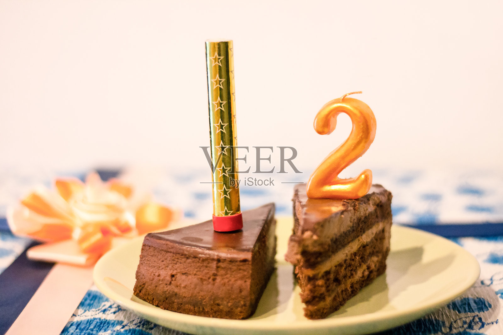 生日蛋糕和蜡烛和二号照片摄影图片