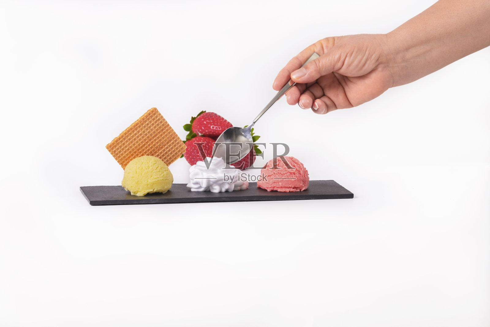 用勺子舀奶油和冰淇淋照片摄影图片