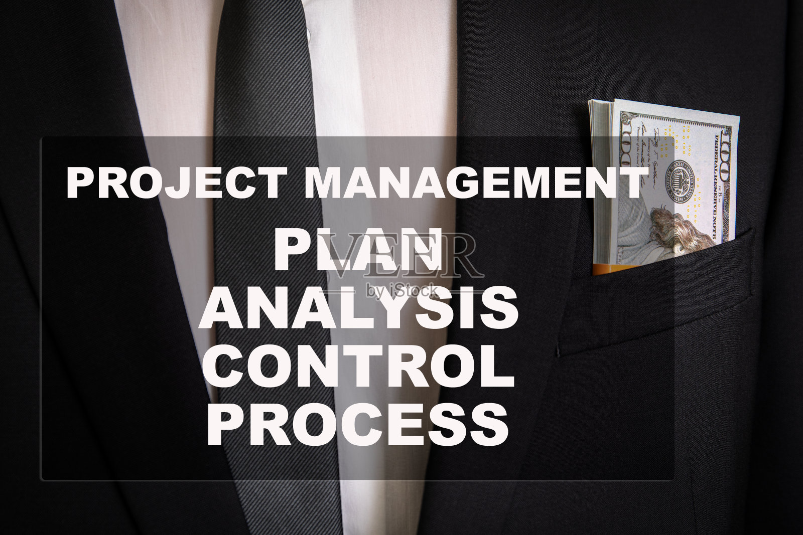 项目管理概念。口袋里有钱的商人照片摄影图片