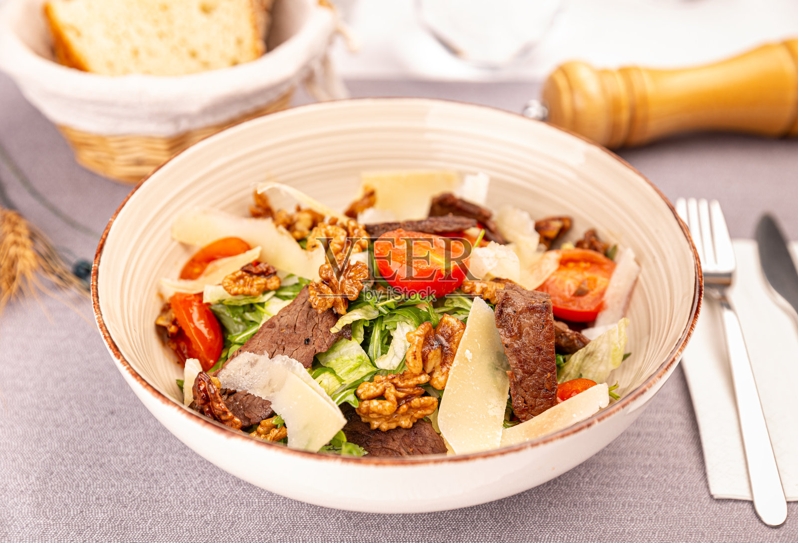 多汁的牛腰肉排沙拉照片摄影图片